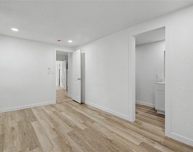 632 University Avenue - Photo Thumbnail 9