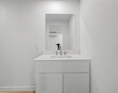 632 University Avenue - Photo Thumbnail 10