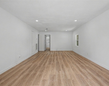 632 University Avenue - Photo Thumbnail 4