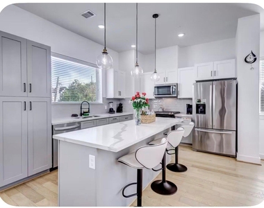 3018 Delano Street - Photo Thumbnail 14