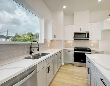 3018 Delano Street - Photo Thumbnail 13