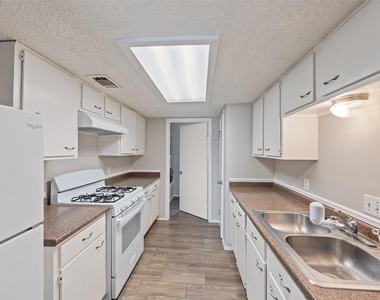 1022 Sierra Shadows Drive - Photo Thumbnail 10