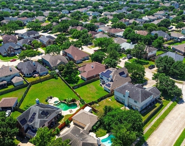 19410 Bear Springs Dr - Photo Thumbnail 2