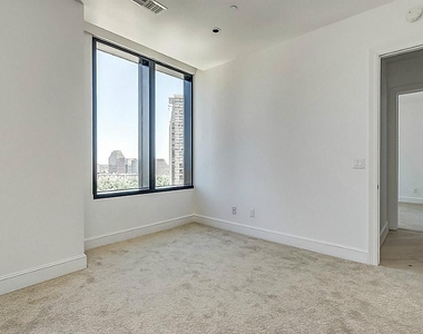 1409 Post Oak Boulevard - Photo Thumbnail 8