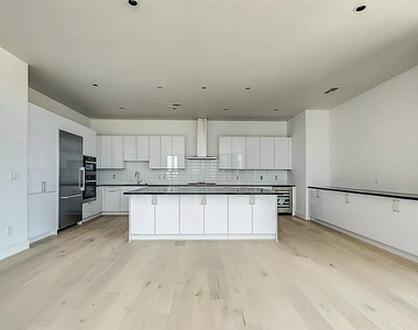 1409 Post Oak Boulevard - Photo Thumbnail 1