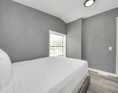 145 W Austin Avenue - Photo Thumbnail 26