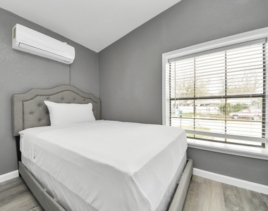 145 W Austin Avenue - Photo Thumbnail 27
