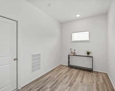 1404 Wycliffe Drive - Photo Thumbnail 8