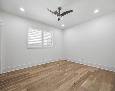 1326 Sugar Creek Boulevard - Photo Thumbnail 24