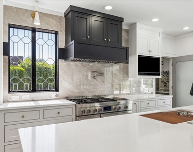 1326 Sugar Creek Boulevard - Photo Thumbnail 11