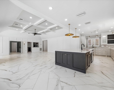 1326 Sugar Creek Boulevard - Photo Thumbnail 9