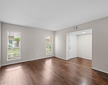 925 Memorial Village Drive - Photo Thumbnail 8