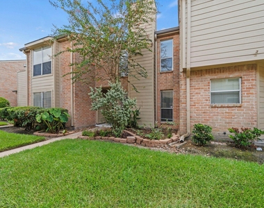 925 Memorial Village Drive - Photo Thumbnail 27