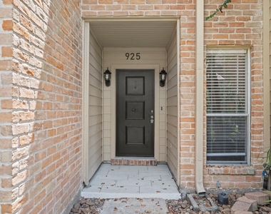 925 Memorial Village Drive - Photo Thumbnail 5