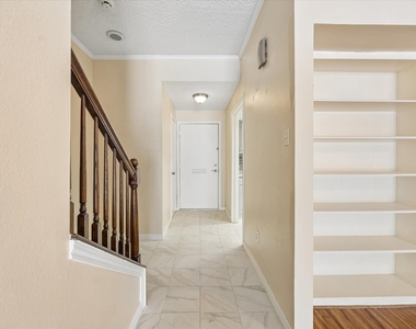 1035 Fountain View Drive - Photo Thumbnail 3