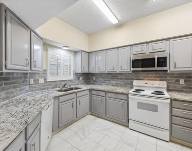 1035 Fountain View Drive - Photo Thumbnail 4