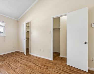 1035 Fountain View Drive - Photo Thumbnail 18