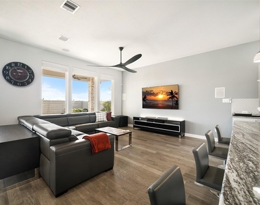 4303 Cottonwood Creek Lane - Photo Thumbnail 9