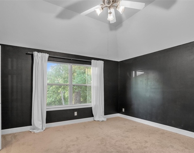 919 E 36th Street - Photo Thumbnail 5