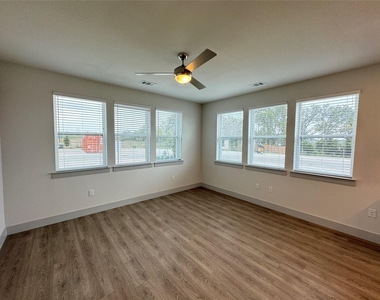 29600 Ronald Reagan Blvd - Photo Thumbnail 4