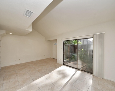 1059 Country Place Drive - Photo Thumbnail 7