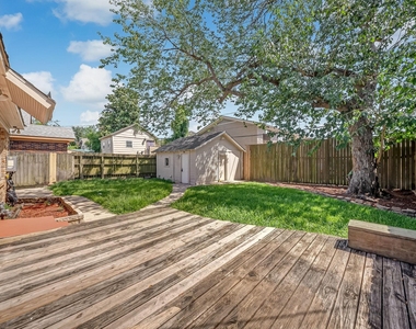 1918 Wentworth Street - Photo Thumbnail 27