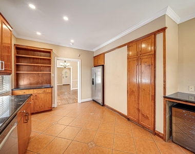 1918 Wentworth Street - Photo Thumbnail 5