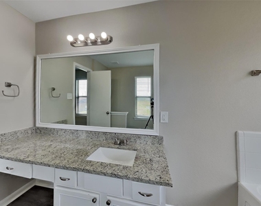 2902 Crestbrook Bend Lane - Photo Thumbnail 10
