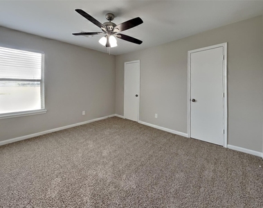 2902 Crestbrook Bend Lane - Photo Thumbnail 14