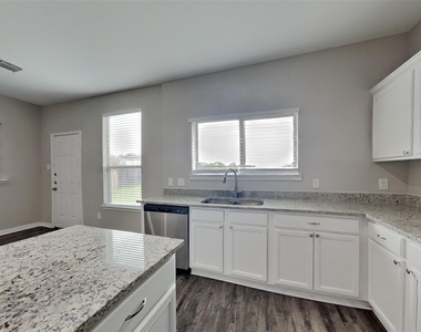 2902 Crestbrook Bend Lane - Photo Thumbnail 4