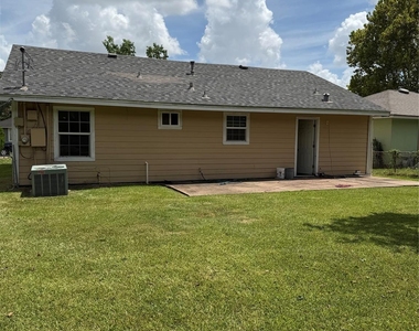 2415 Huntington Drive - Photo Thumbnail 2
