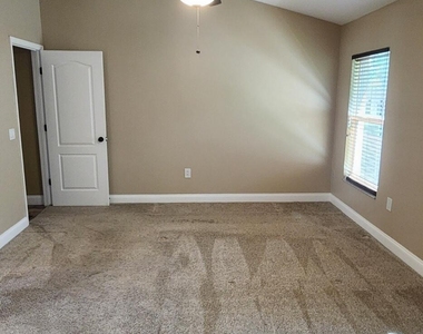 428 Heathrow Circle - Photo Thumbnail 24