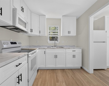 908 1/2 Jewett Street - Photo Thumbnail 6
