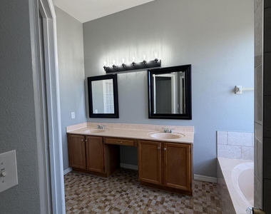 2900 Pebble Creek Street - Photo Thumbnail 26