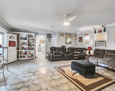 815 Avenue G - Photo Thumbnail 7
