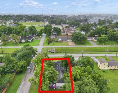 815 Avenue G - Photo Thumbnail 4
