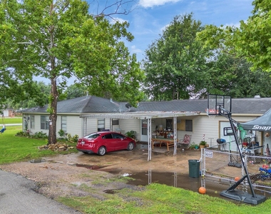 815 Avenue G - Photo Thumbnail 2
