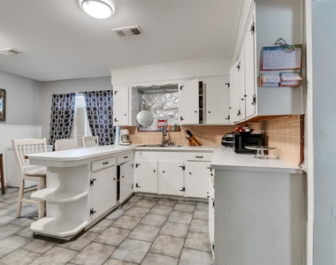 815 Avenue G - Photo Thumbnail 10