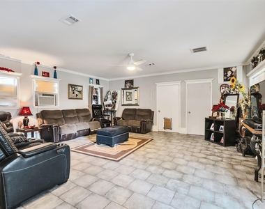 815 Avenue G - Photo Thumbnail 5