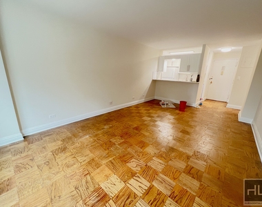 East 71st Street - Photo Thumbnail 2