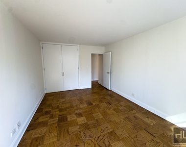 East 71st Street - Photo Thumbnail 4