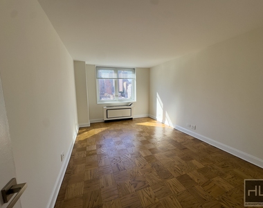 East 71st Street - Photo Thumbnail 3