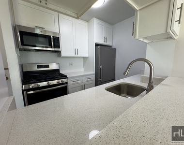 East 71st Street - Photo Thumbnail 6