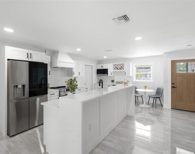 1715 Delaware Avenue Ne - Photo Thumbnail 4
