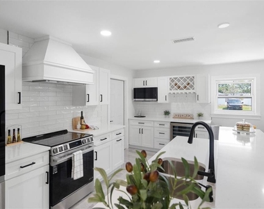 1715 Delaware Avenue Ne - Photo Thumbnail 3