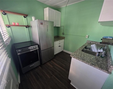 212 W Beach Place - Photo Thumbnail 5