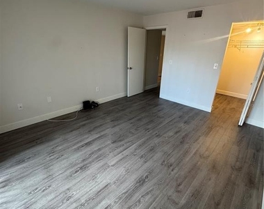 2593 Countryside Boulevard - Photo Thumbnail 2