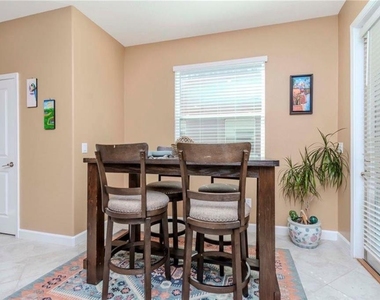6827 Citrus Creek Lane - Photo Thumbnail 11
