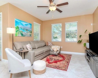 6827 Citrus Creek Lane - Photo Thumbnail 9
