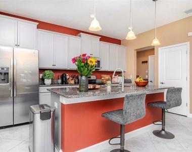 6827 Citrus Creek Lane - Photo Thumbnail 5